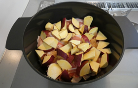 無水で作るサツマイモのみそ肉じゃが