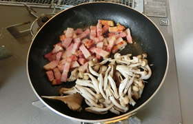 きのことベーコンのドレッシング炒め