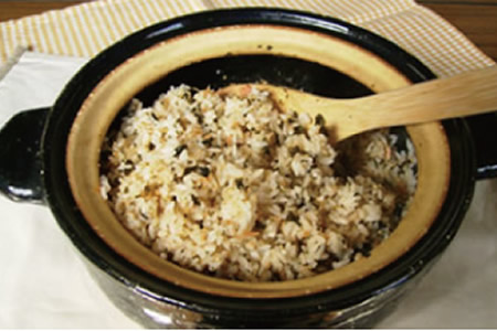 ワカメと鮭の炊き込みご飯