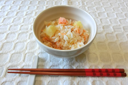秋鮭とじゃがいもの炊き込みご飯