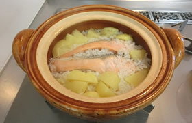 秋鮭とじゃがいもの炊き込みごはん
