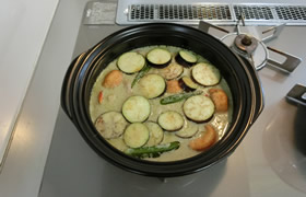 夏野菜のグリーンカレースープ