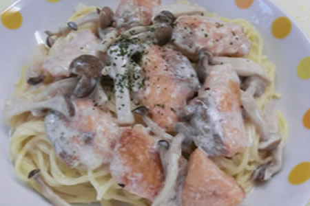 秋鮭ときのこのクリームパスタ