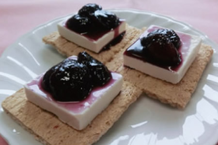 手作りぶどうジャムでひとくちチーズケーキ