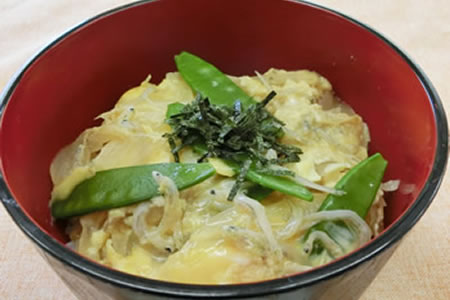 しらすと新たまねぎの卵とじ丼