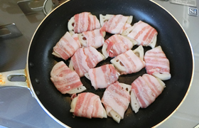 れんこんの豚バラ巻き～すりおろしりんごソース～