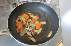ごぼうとしいたけの甘だれ炒め
