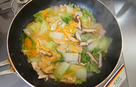 白菜と油揚げの卵とじ丼