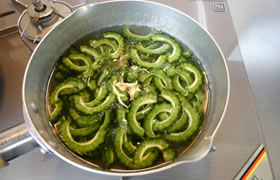 ゴーヤとサーモンの梅肉あえ