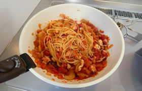 セロリとタコのトマトソースパスタ