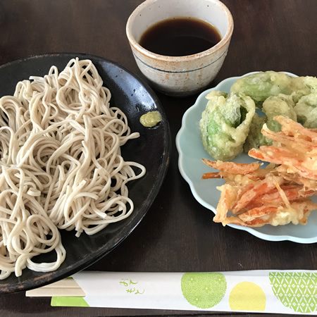 ふきのとうの天ぷらと、冷たい蕎麦