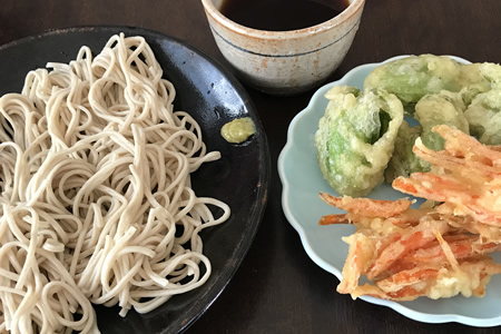 ふきのとうの天ぷらと、冷たい蕎麦