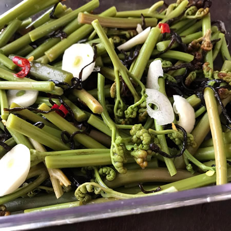 蕨の塩昆布ニンニク