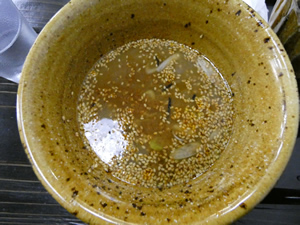 なぜ蕎麦にラー油を入れるのか。