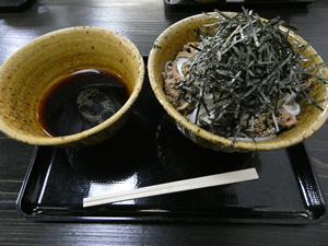 なぜ蕎麦にラー油を入れるのか。