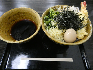 なぜ蕎麦にラー油を入れるのか。
