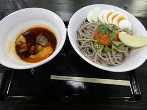 なぜ蕎麦にラー油を入れるのか。